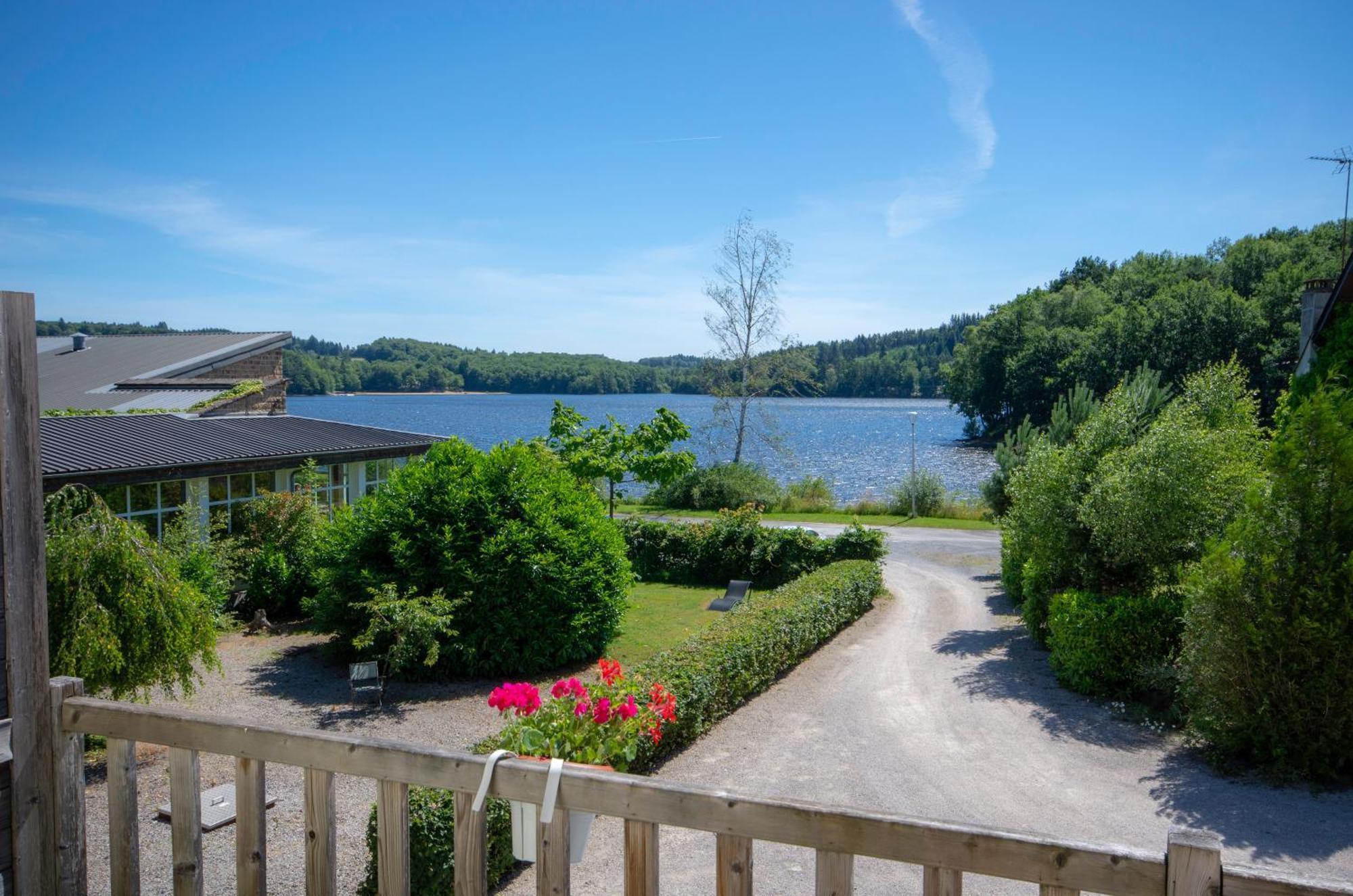Logis Hotel Du Lac Neuvic  Екстер'єр фото