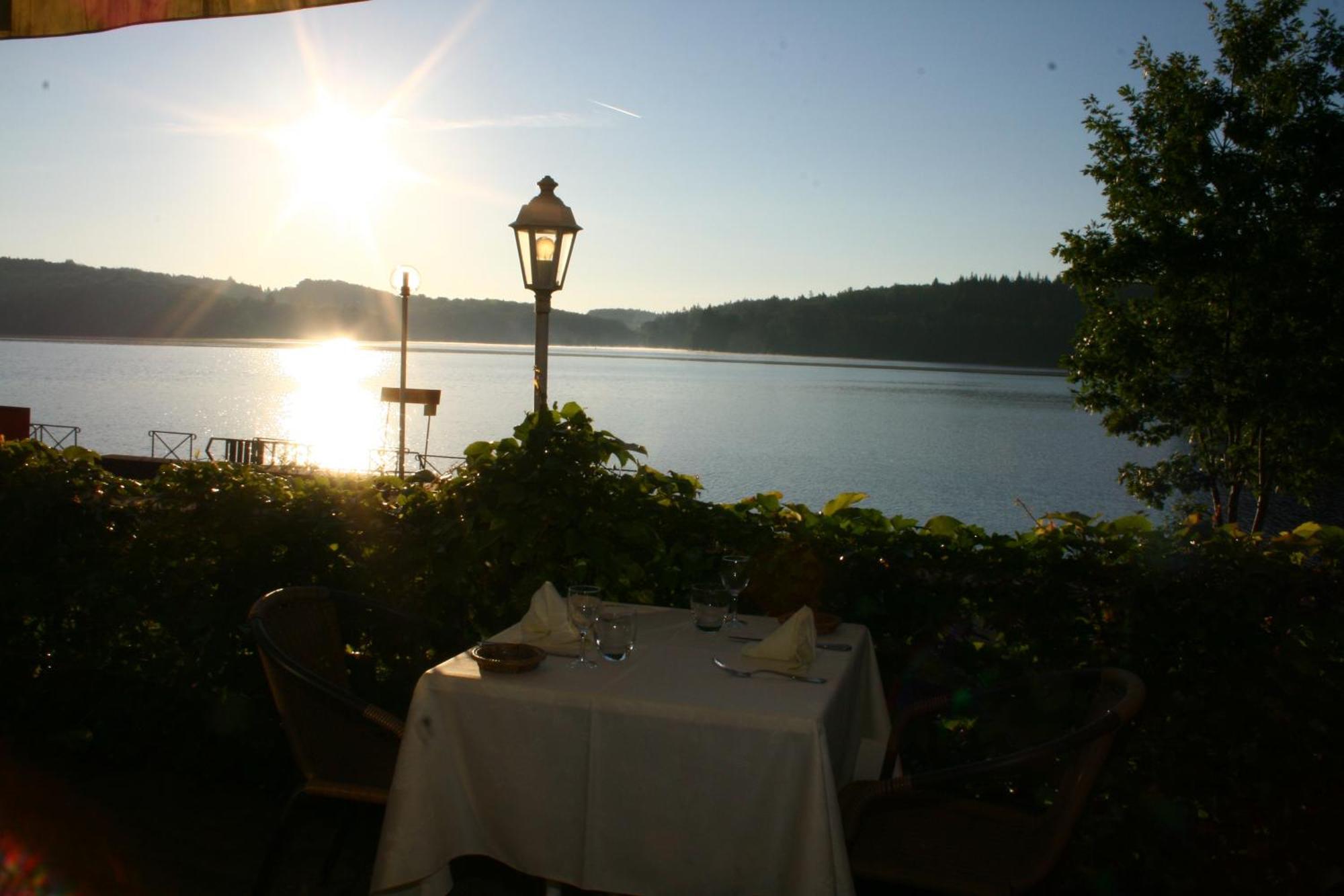 Logis Hotel Du Lac Neuvic  Екстер'єр фото