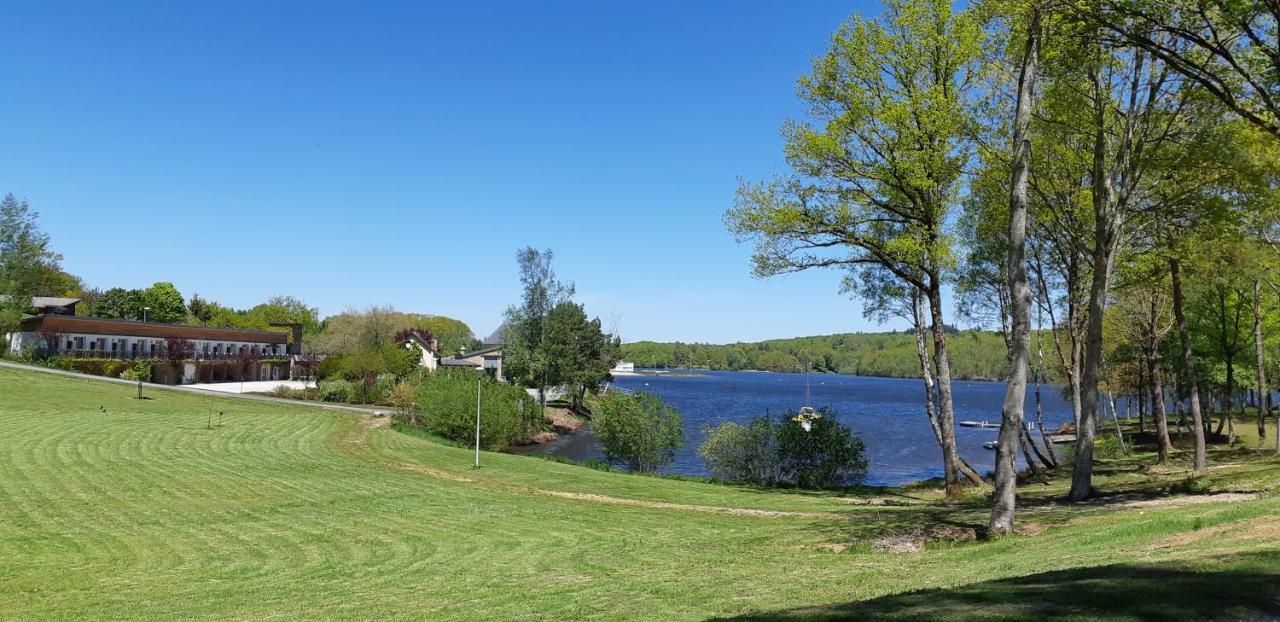 Logis Hotel Du Lac Neuvic  Екстер'єр фото
